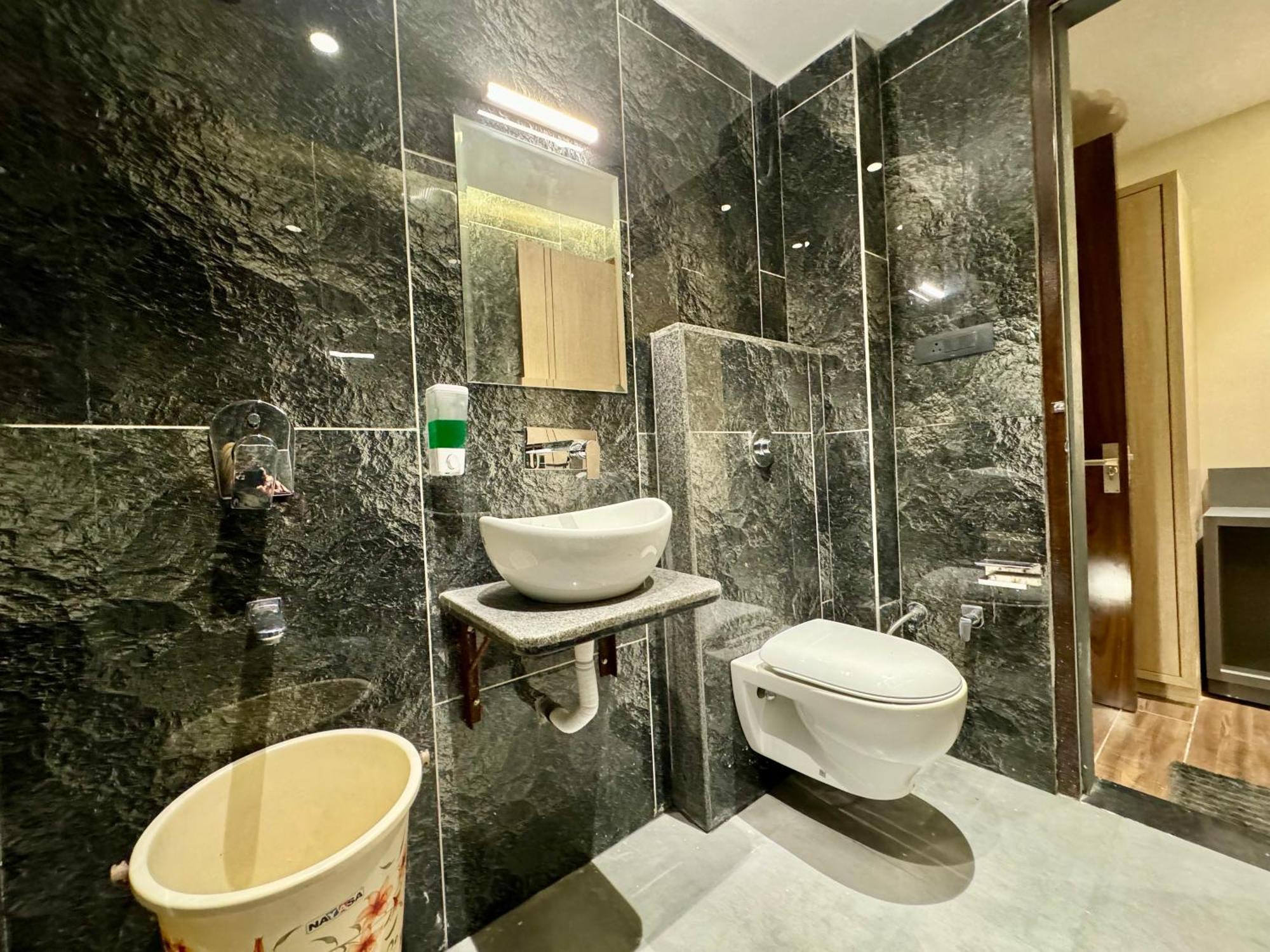 Hotel 51 Amritsar Exteriör bild